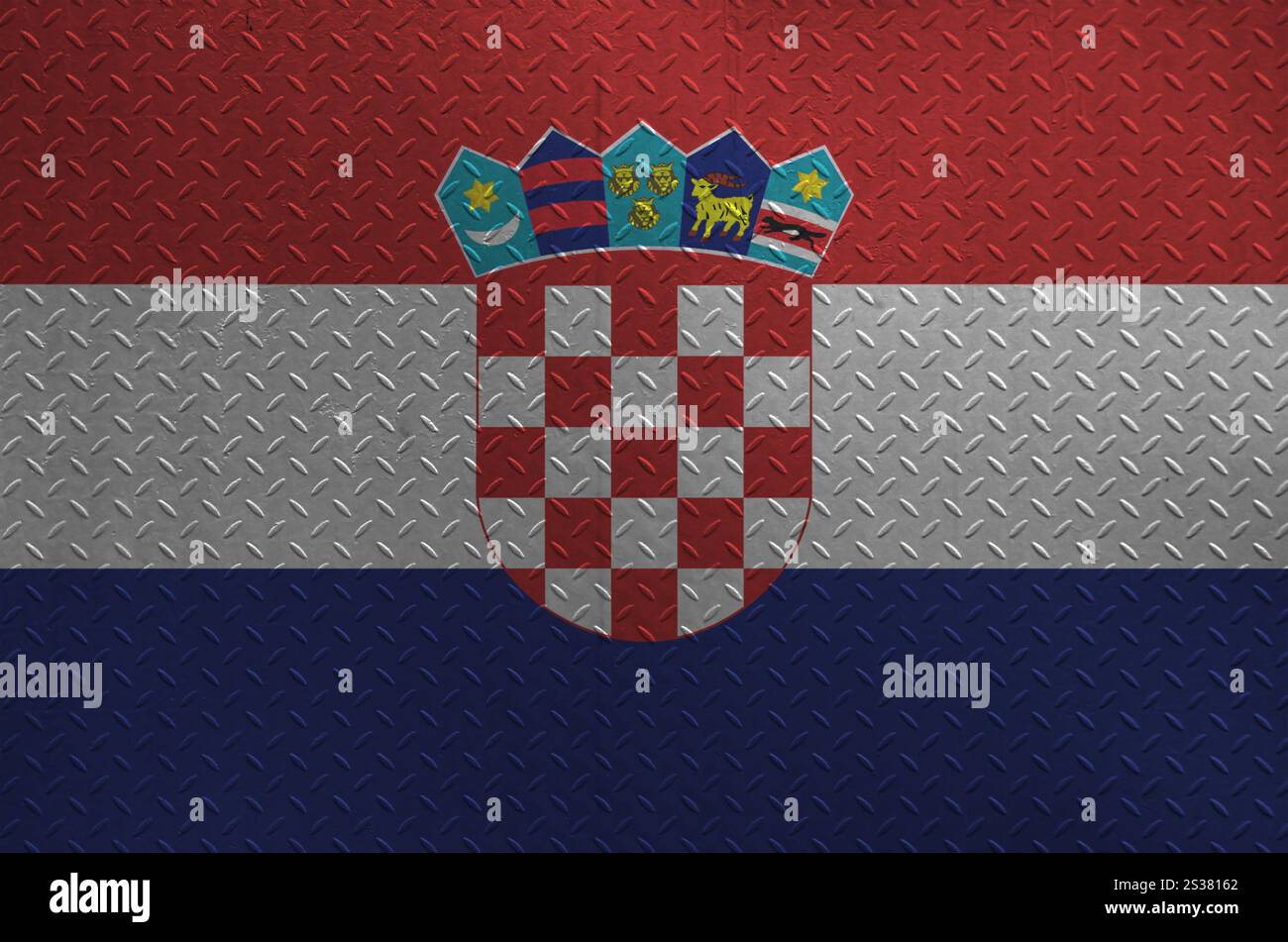 Drapeau croate représenté dans les couleurs de peinture sur la vieille plaque de métal brossé ou le mur en gros plan. Bannière texturée sur fond brut. Drapeau de la Croatie représenté à la Banque D'Images