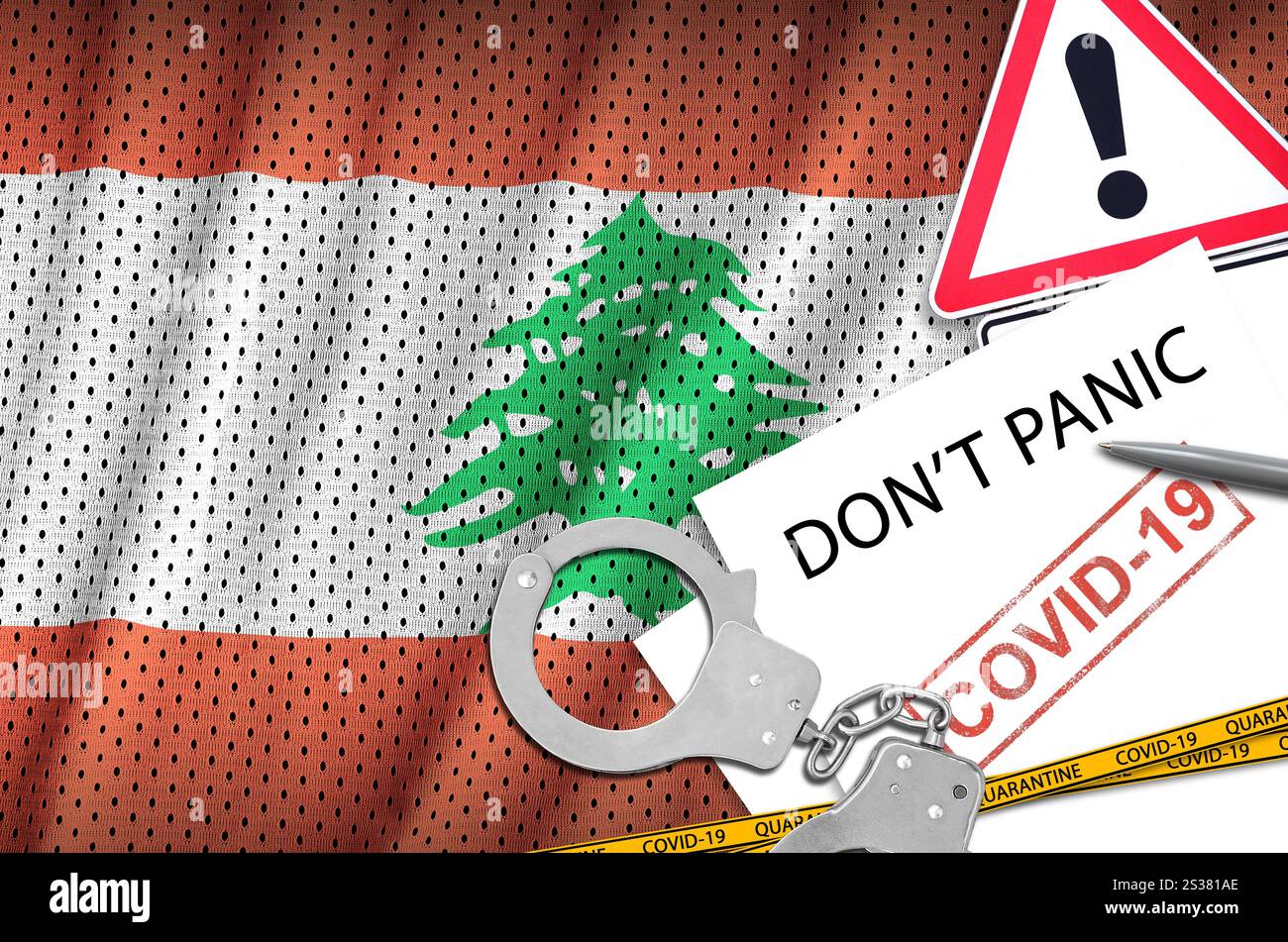 Drapeau du Liban et menottes de police avec inscription ne paniquez pas sur papier blanc. Concept de coronavirus ou virus pandémique 2019-nCoV. Drapeau libanais et Banque D'Images