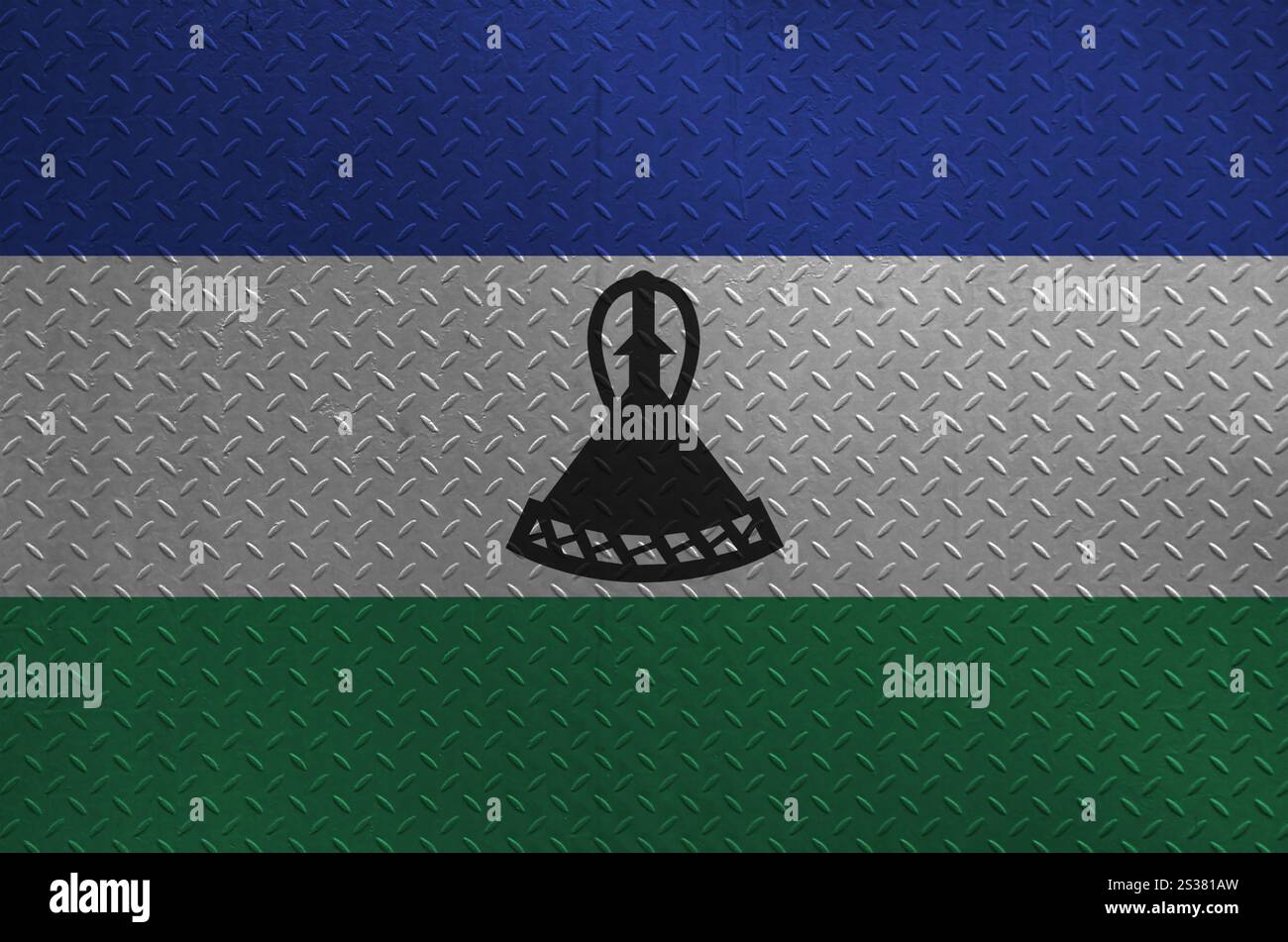 Drapeau du Lesotho représenté en couleurs de peinture sur la vieille plaque de métal brossé ou le mur en gros plan. Bannière texturée sur fond brut. Drapeau du Lesotho représenté dans Banque D'Images