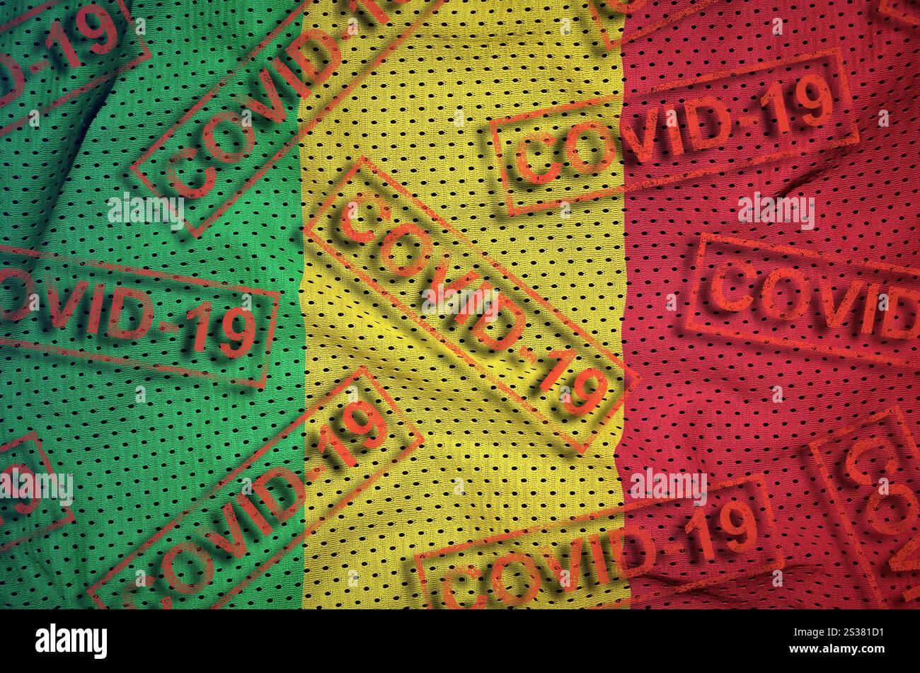 Drapeau du Mali et de nombreux timbres rouges COVID-19. Concept de coronavirus ou virus pandémique 2019-nCoV. Drapeau du Mali et de nombreux timbres rouges COVID-19. Coronavirus ou Banque D'Images