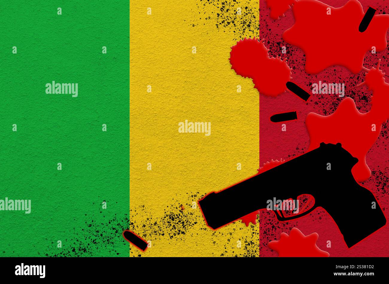Drapeau du Mali et arme à feu noire de sang rouge. Concept d'attaque terroriste ou d'opérations militaires ayant un résultat létal. Utilisation dangereuse d'une arme de poing. Drapeau du Mali Banque D'Images