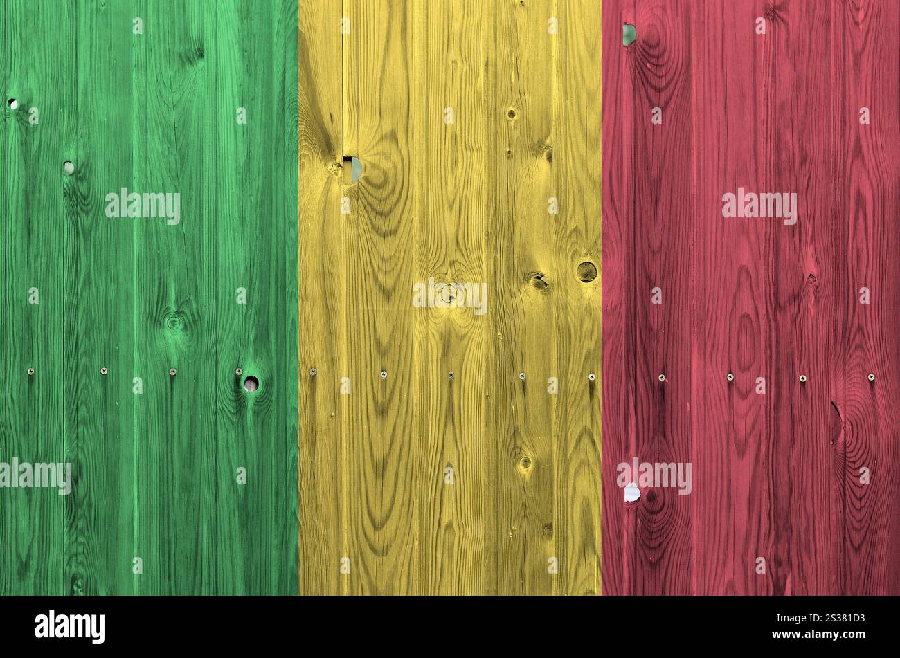 Drapeau du Mali représenté dans des couleurs de peinture vives sur un vieux mur en bois de gros plan. Bannière texturée sur fond brut. Drapeau du Mali représenté dans des couleurs de peinture vives Banque D'Images