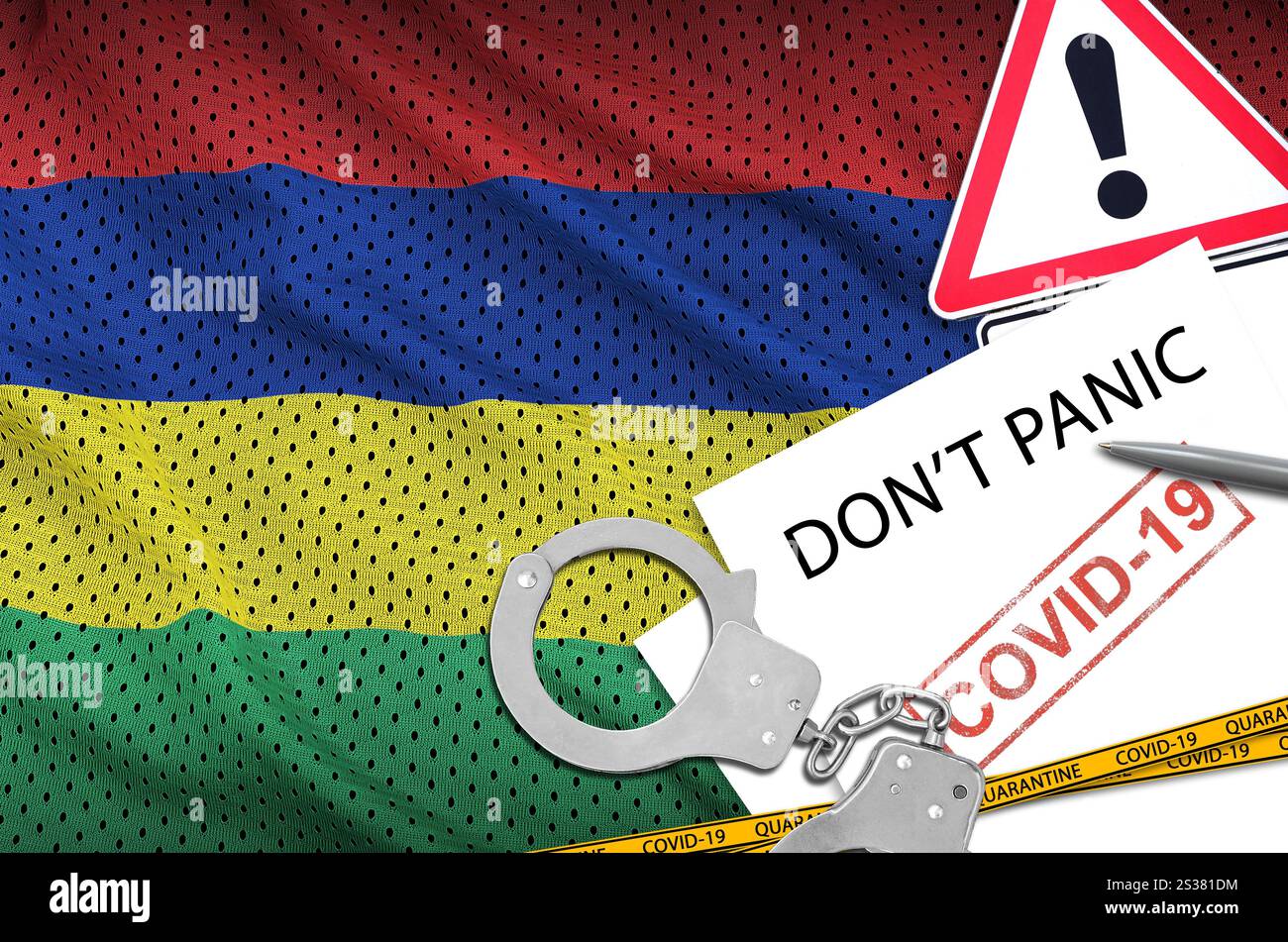 Drapeau de l'île Maurice et menottes de police avec inscription ne paniquez pas sur papier blanc. Concept de coronavirus ou virus pandémique 2019-nCoV. Drapeau de Maurice et Banque D'Images