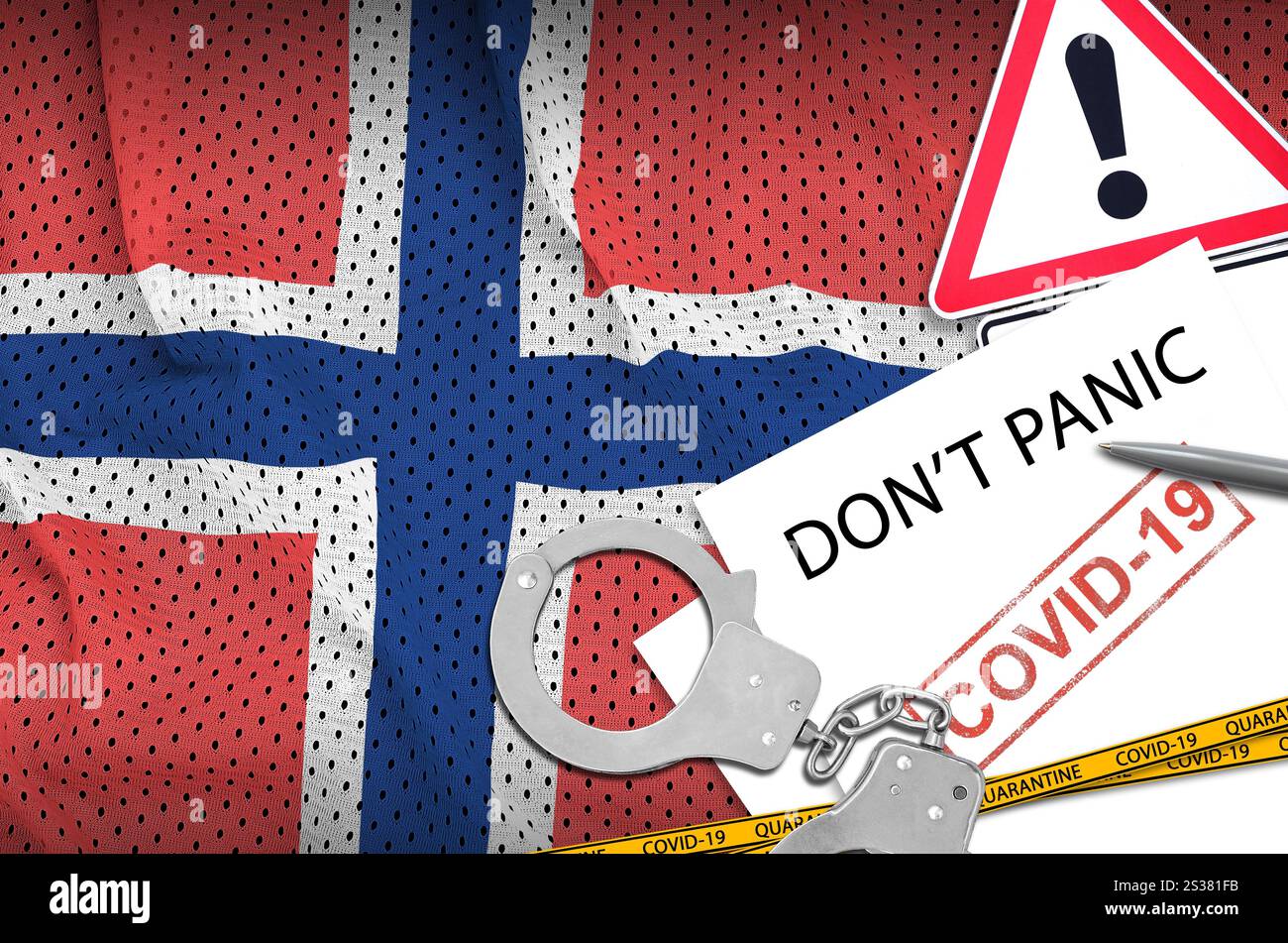 Drapeau de Norvège et menottes de police avec inscription ne paniquez pas sur papier blanc. Concept de coronavirus ou virus pandémique 2019-nCoV. Drapeau norvégien et police Banque D'Images