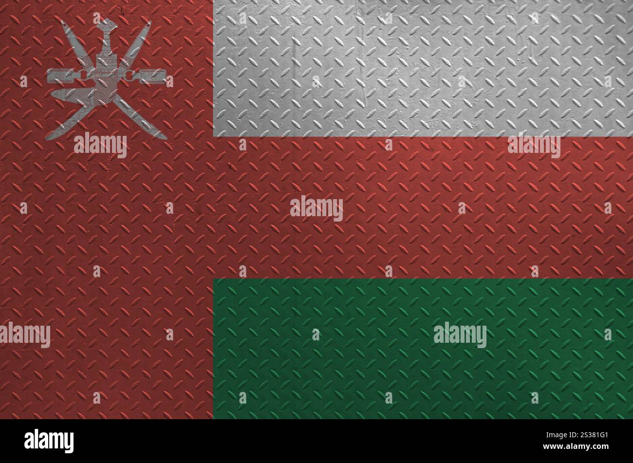 Drapeau d'Oman représenté dans les couleurs de peinture sur la vieille plaque de métal brossé ou le mur en gros plan. Bannière texturée sur fond brut. Drapeau d'Oman représenté en peinture Banque D'Images