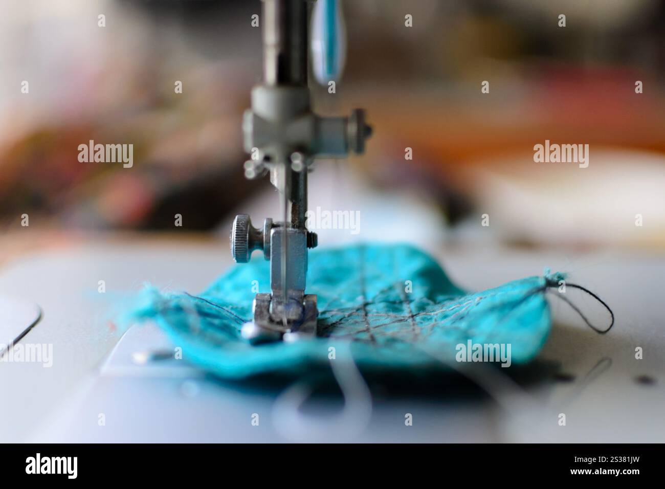 pied de la machine à coudre dans un gros plan de travail. Photo numérique. pied de la machine à coudre dans un gros plan de travail Banque D'Images