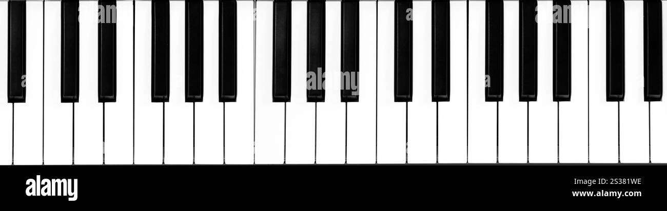 Clavier de piano isolé sur fond blanc. Gros plan du clavier de piano Banque D'Images