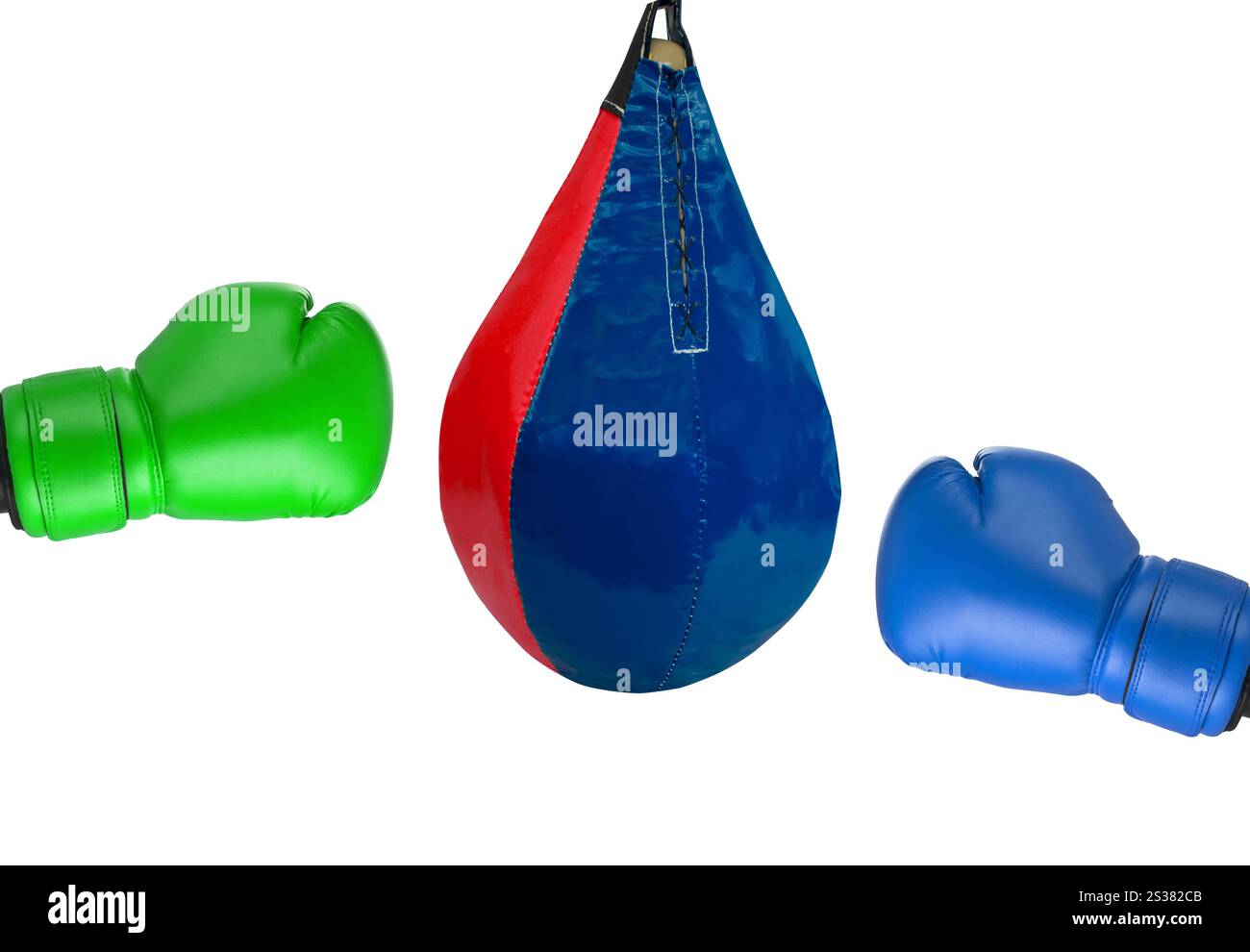 frappe sur un sac de frappe isolé sur fond blanc. frappe sur un sac de frappe Banque D'Images