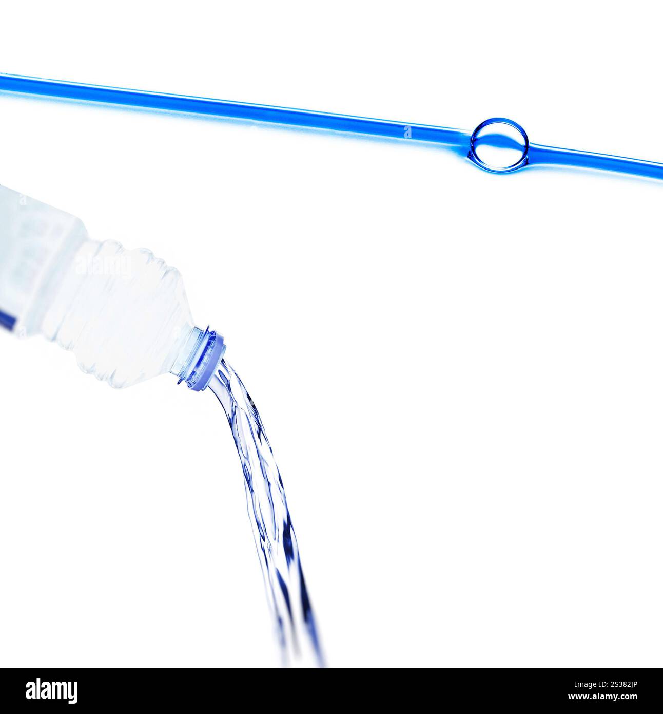 Éclaboussures d'eau douce isolées sur fond blanc. Eau douce éclaboussant sur White Banque D'Images
