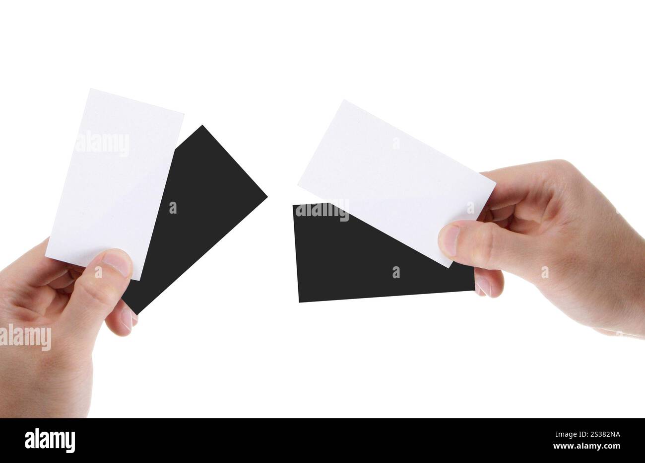 Businessmans main tenant des cartes de visite en papier blanc et noir. main tenant des cartes de visite vierges et noires Banque D'Images