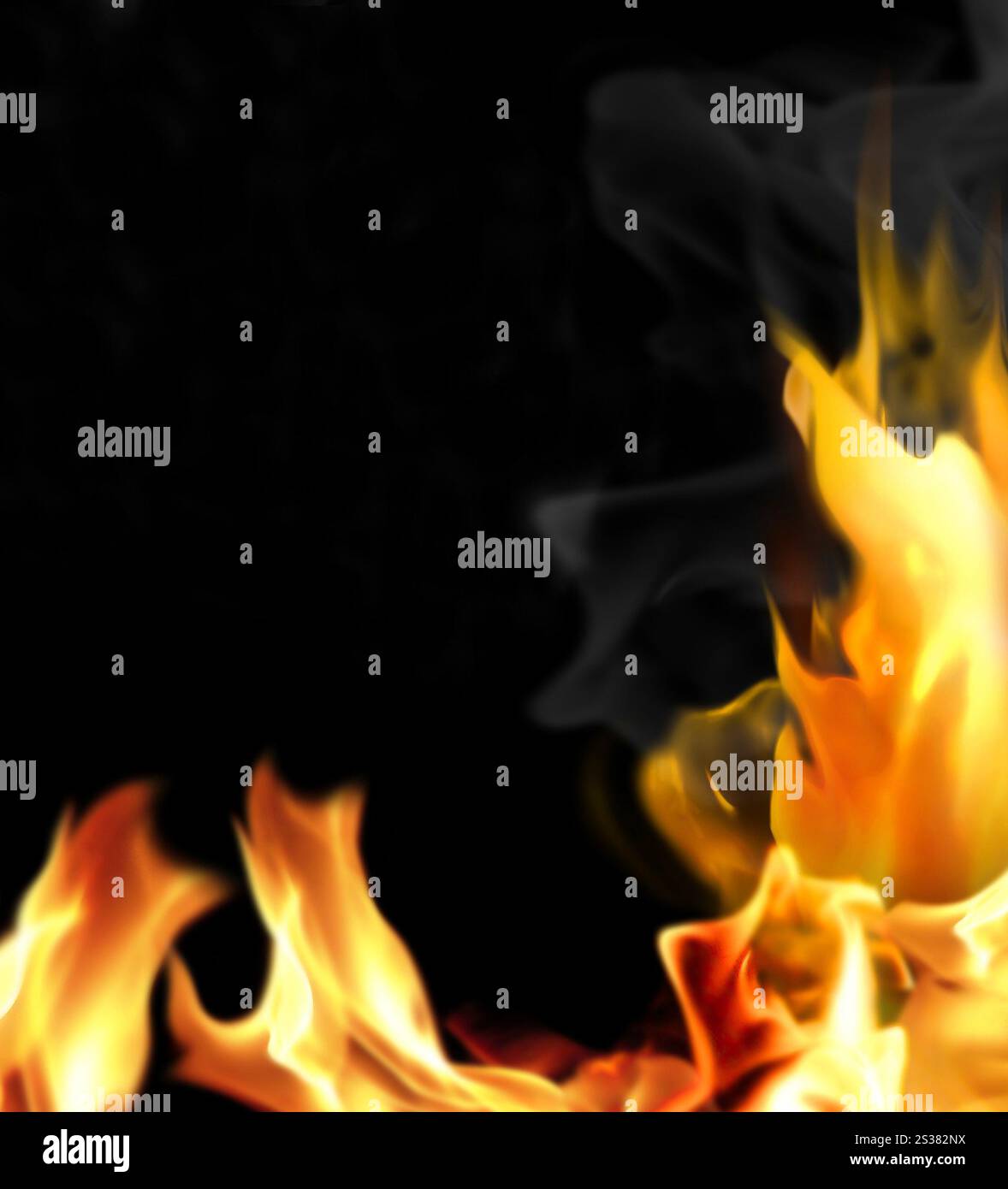 Gros plan du feu et des flammes sur un fond noir. Gros plan du feu et des flammes Banque D'Images