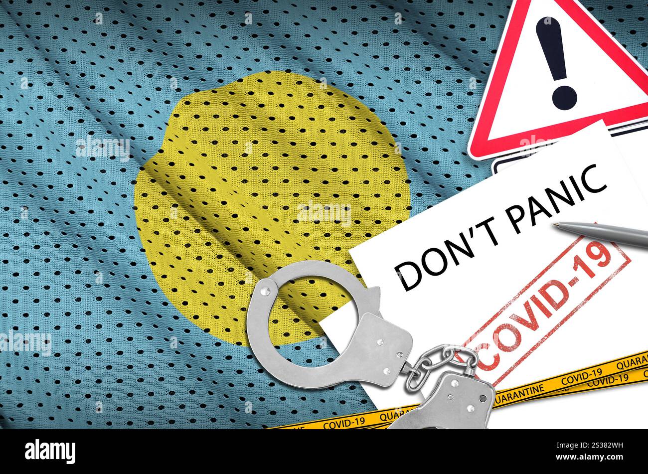 Drapeau Palaos et menottes de police avec inscription ne paniquez pas sur papier blanc. Concept de coronavirus ou virus pandémique 2019-nCoV. Drapeau Palaos et police Banque D'Images