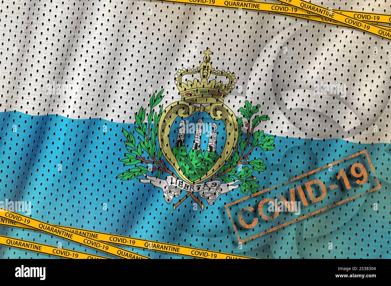 Drapeau de Saint-Marin et symbole de danger biologique COVID-19 avec ruban orange de quarantaine et timbre. Concept de coronavirus ou virus pandémique 2019-nCoV. Drapeau de Saint-Marin Banque D'Images