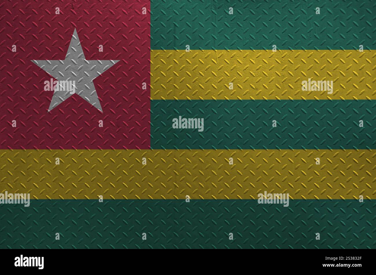 Drapeau du Togo représenté dans les couleurs de peinture sur la vieille plaque de métal brossé ou le mur en gros plan. Bannière texturée sur fond brut. Drapeau du Togo représenté en peinture Banque D'Images