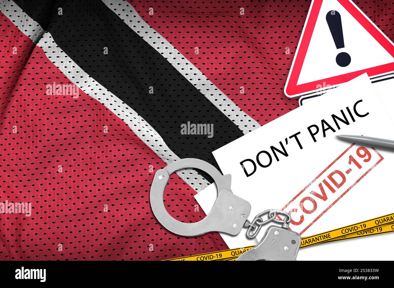Drapeau de Trinité-et-Tobago et menottes de police avec inscription ne paniquez pas sur papier blanc. Concept de coronavirus ou virus pandémique 2019-nCoV. Trinidad Banque D'Images