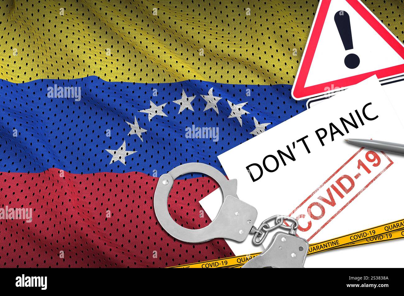 Drapeau du Venezuela et menottes de police avec inscription ne paniquez pas sur papier blanc. Concept de coronavirus ou virus pandémique 2019-nCoV. Drapeau Venezuela et Banque D'Images