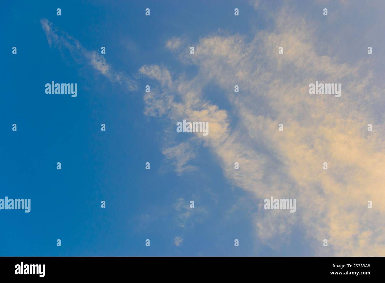 Soirée bleu lune du ciel derrière les nuages photo. Lune bleue du ciel du soir derrière les nuages Banque D'Images