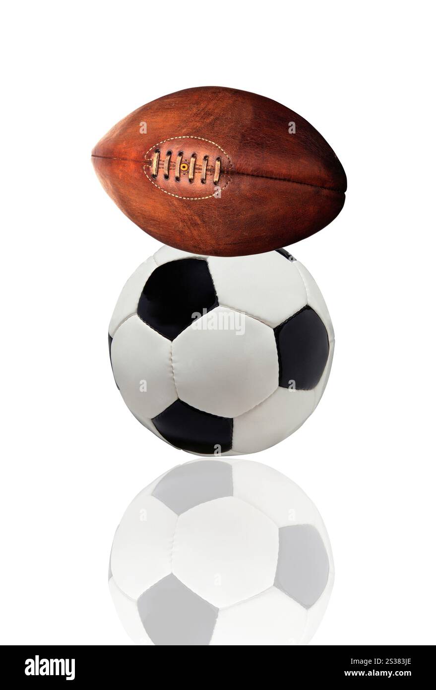 Ballon de football et de rugby isolé sur fond blanc. Ballon de football et de rugby isolé Banque D'Images