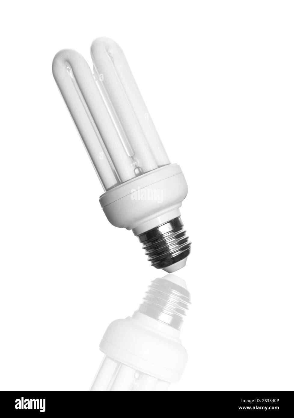 Ampoule à économie d'énergie isolée sur fond blanc. Ampoule fluorescente compacte à économie d'énergie isolée Banque D'Images