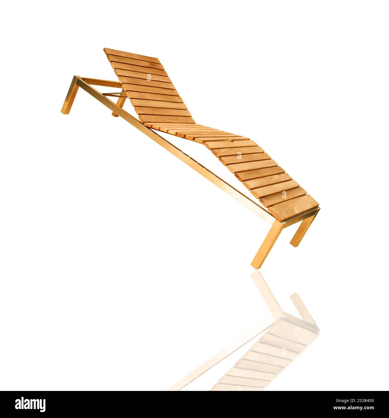 Chaise longue en bois isolé sur fond blanc. Chaise longue en bois isolée Banque D'Images