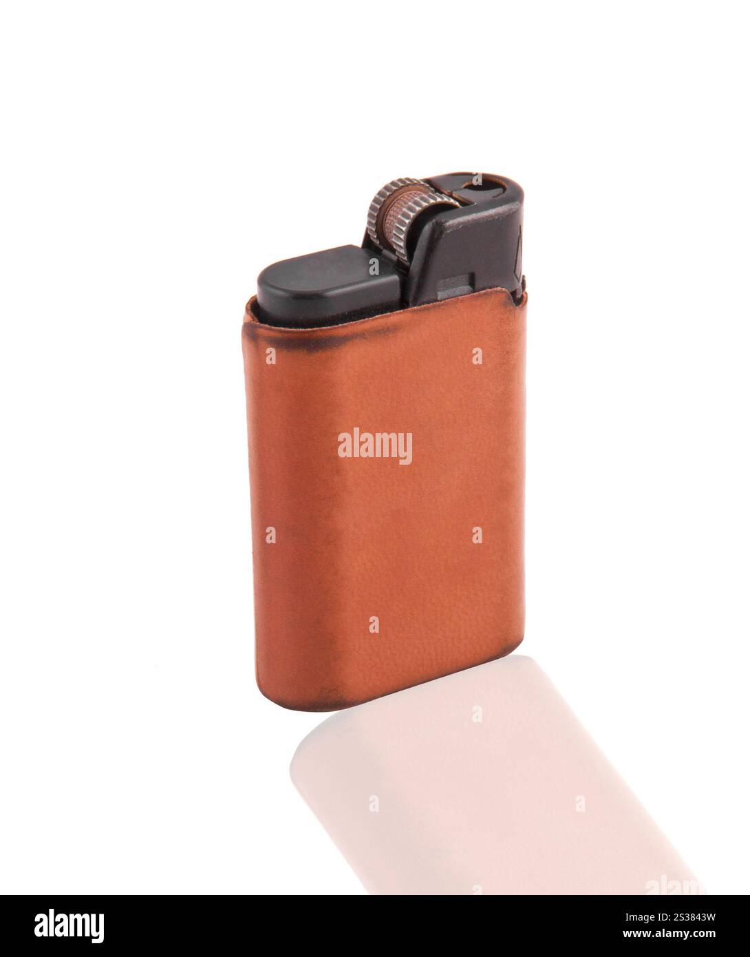 Vieux briquet isolé sur fond blanc. Vieux briquet Banque D'Images