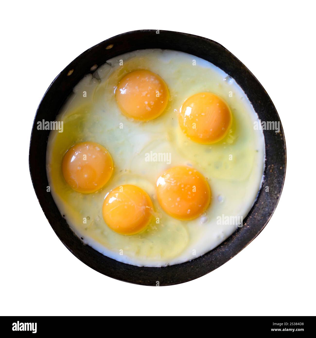Appétissant frit plusieurs œufs dans une poêle en fonte isolée sur blanc. Photo de nourriture. Appétissant frit plusieurs œufs dans une poêle en fonte Banque D'Images