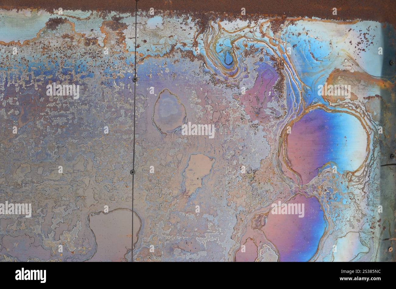 Texture de corrosion abstraite sur la tôle d'acier plaquée cuivre. Motif aléatoire dans les couleurs orange et bleu. Texture de corrosion abstraite sur le cuivre Banque D'Images