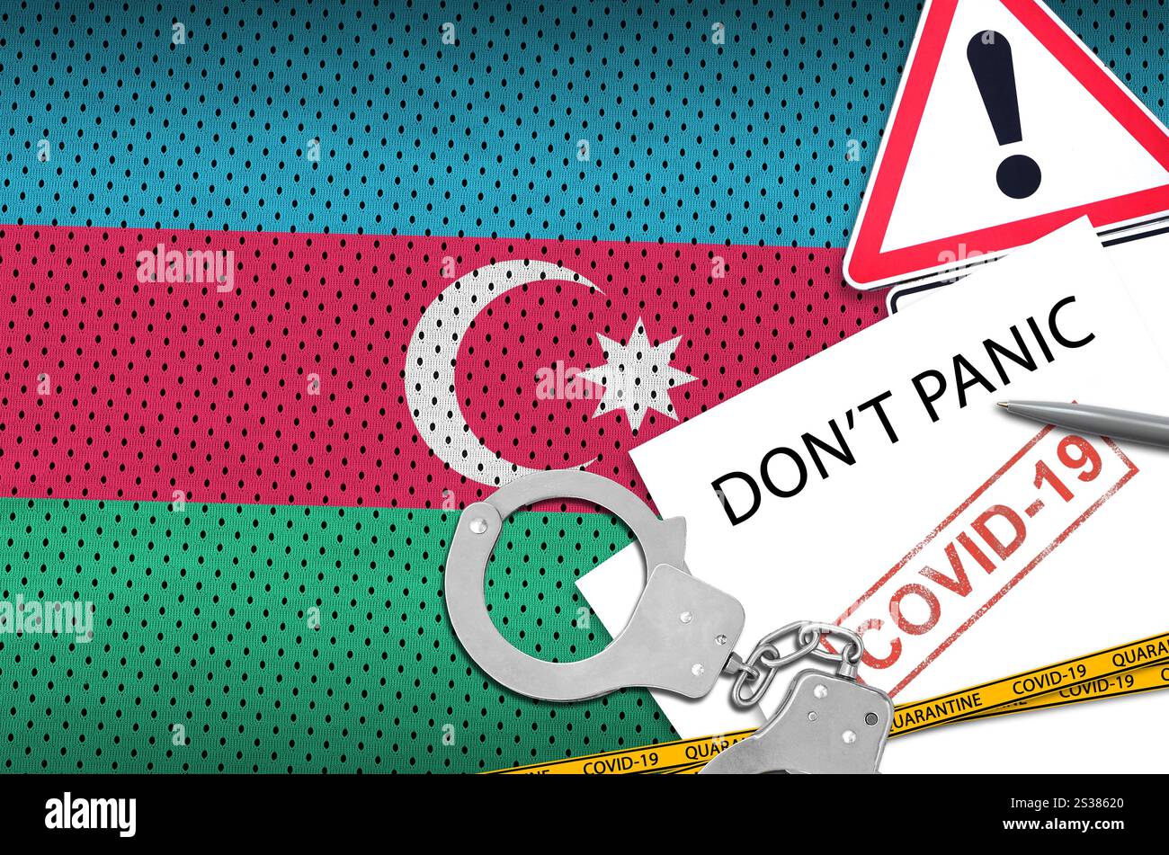 Drapeau de l'Azerbaïdjan et menottes de police avec inscription ne paniquez pas sur papier blanc. Concept de coronavirus ou virus pandémique 2019-nCoV. Drapeau Azerbaïdjan et Banque D'Images