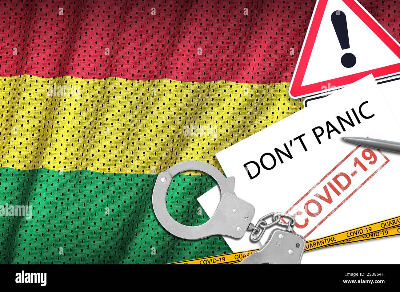 Drapeau bolivien et menottes de police avec inscription ne paniquez pas sur papier blanc. Concept de coronavirus ou virus pandémique 2019-nCoV. Drapeau de la Bolivie et Banque D'Images