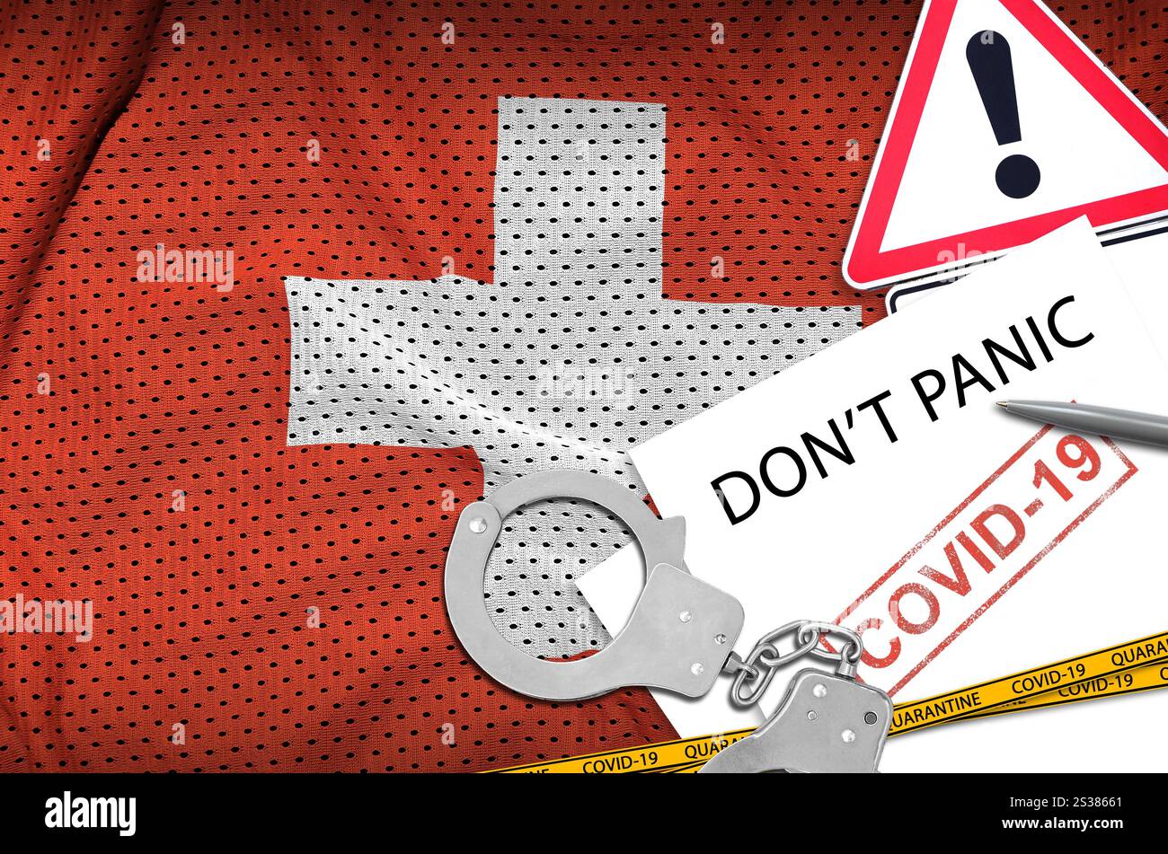 Drapeau suisse et menottes de police avec inscription ne paniquez pas sur papier blanc. Concept de coronavirus ou virus pandémique 2019-nCoV. Drapeau suisse Banque D'Images