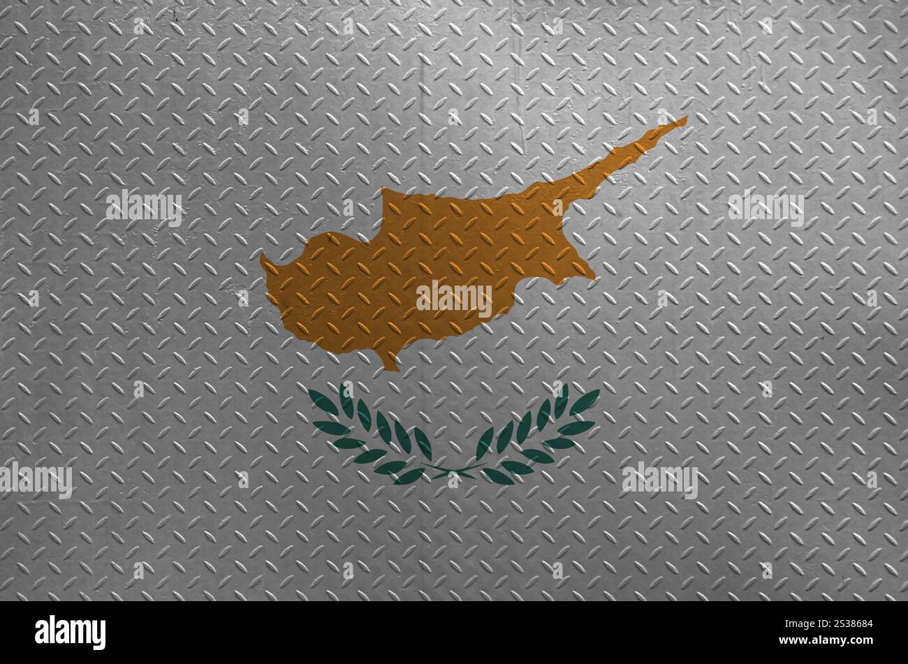 Drapeau chypriote représenté dans les couleurs de peinture sur la vieille plaque de métal brossé ou le mur en gros plan. Bannière texturée sur fond brut. Drapeau chypriote représenté en peinture Banque D'Images