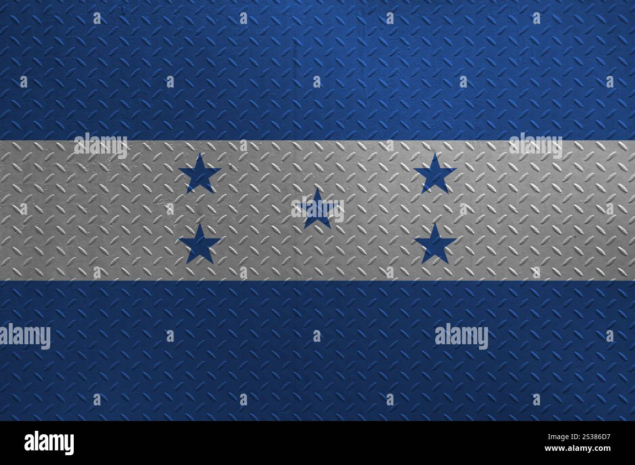 Drapeau du Honduras représenté dans les couleurs de peinture sur la vieille plaque de métal brossé ou le mur en gros plan. Bannière texturée sur fond brut. Drapeau du Honduras représenté à la Banque D'Images
