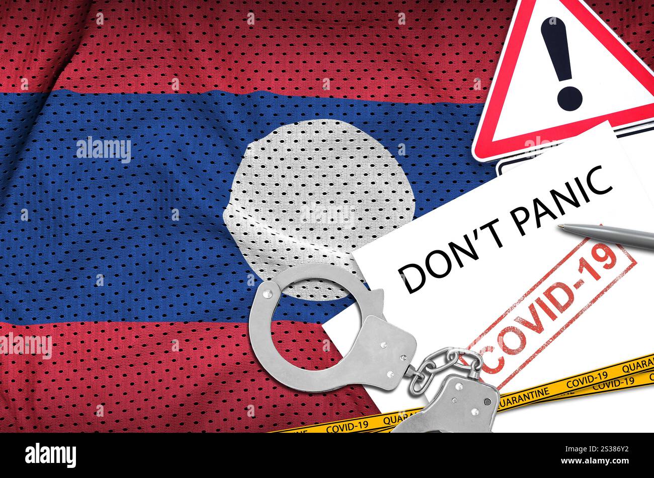 Drapeau du Laos et menottes de police avec inscription ne paniquez pas sur papier blanc. Concept de coronavirus ou virus pandémique 2019-nCoV. Drapeau et police du Laos Banque D'Images
