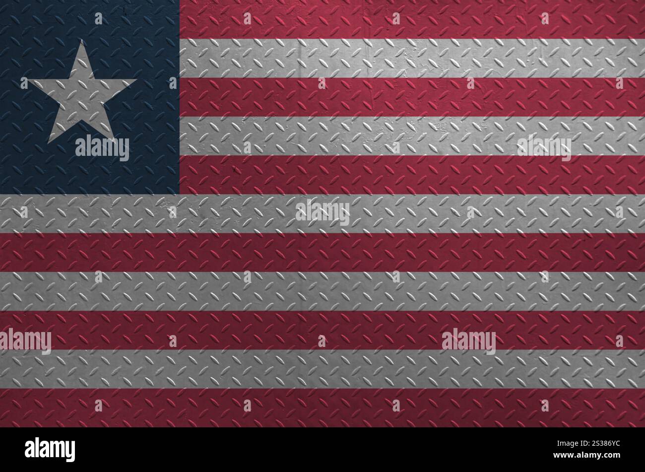 Drapeau libérien représenté dans les couleurs de peinture sur la vieille plaque de métal brossé ou le mur en gros plan. Bannière texturée sur fond brut. Drapeau libérien représenté dans Banque D'Images