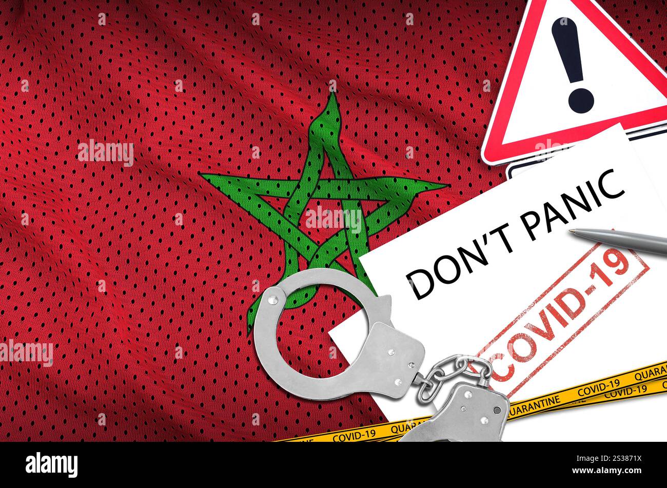 Drapeau marocain et menottes de police avec inscription ne paniquez pas sur papier blanc. Concept de coronavirus ou virus pandémique 2019-nCoV. Drapeau du Maroc et Banque D'Images
