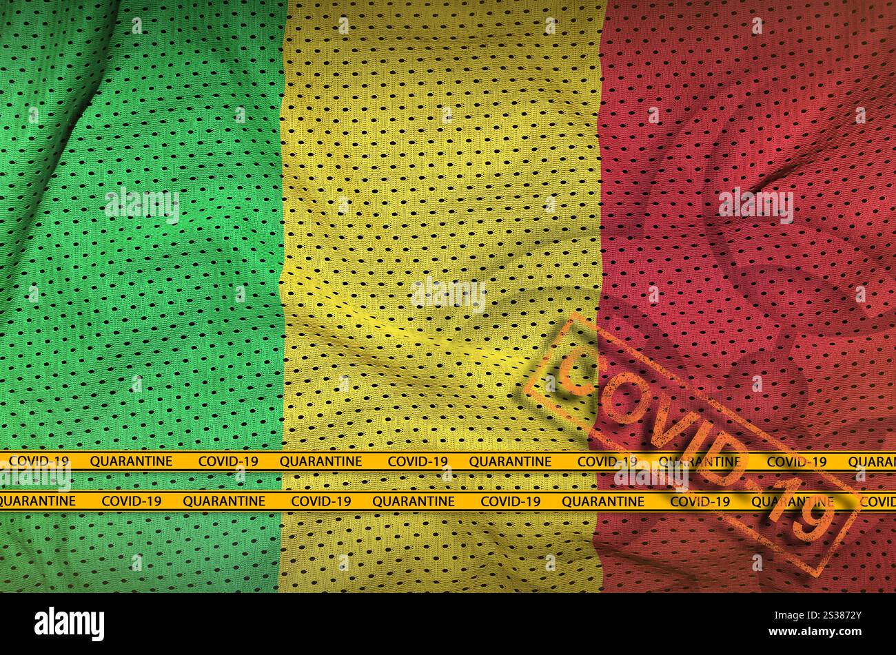 Drapeau du Mali et timbre orange COVID-19 avec ruban de bordure. Concept de coronavirus ou virus pandémique 2019-nCoV. Drapeau du Mali et timbre orange COVID-19 avec Banque D'Images