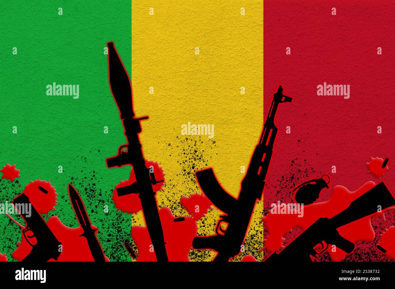 Drapeau du Mali et diverses armes de sang rouge. Concept d'attaque terroriste ou d'opérations militaires ayant un résultat létal. Trafic d'armes à feu. Drapeau du Mali et Banque D'Images