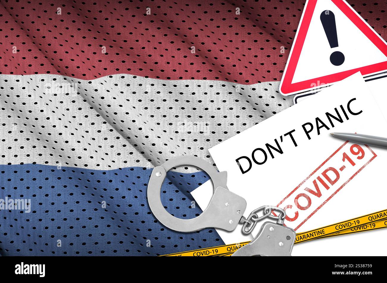 Drapeau néerlandais et menottes de police avec inscription ne paniquez pas sur papier blanc. Concept de coronavirus ou virus pandémique 2019-nCoV. Drapeau des pays-Bas Banque D'Images