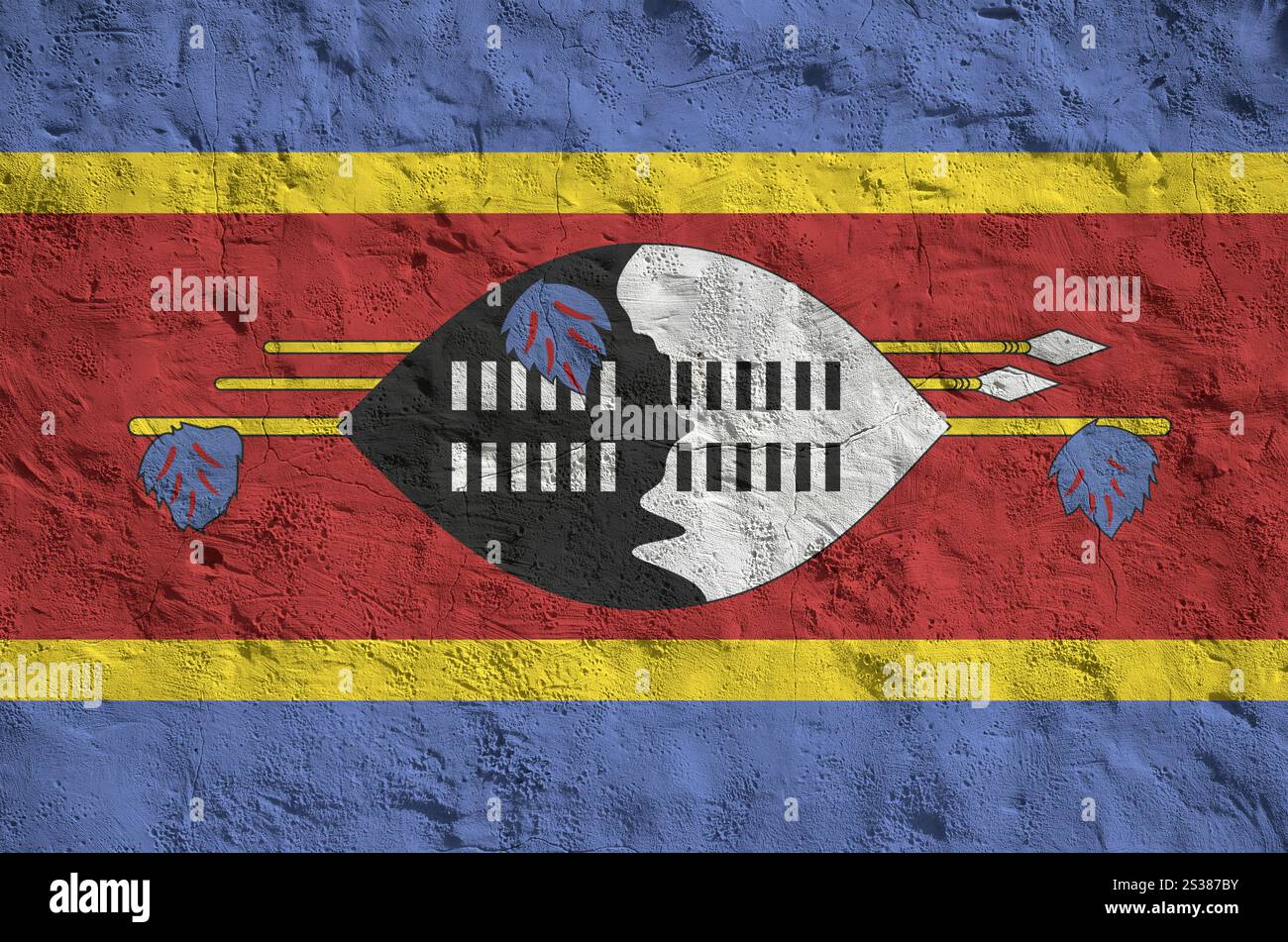 Drapeau du Swaziland représenté dans des couleurs de peinture vives sur le vieux mur de plâtrage en relief en gros plan. Bannière texturée sur fond brut. Drapeau du Swaziland représenté Banque D'Images