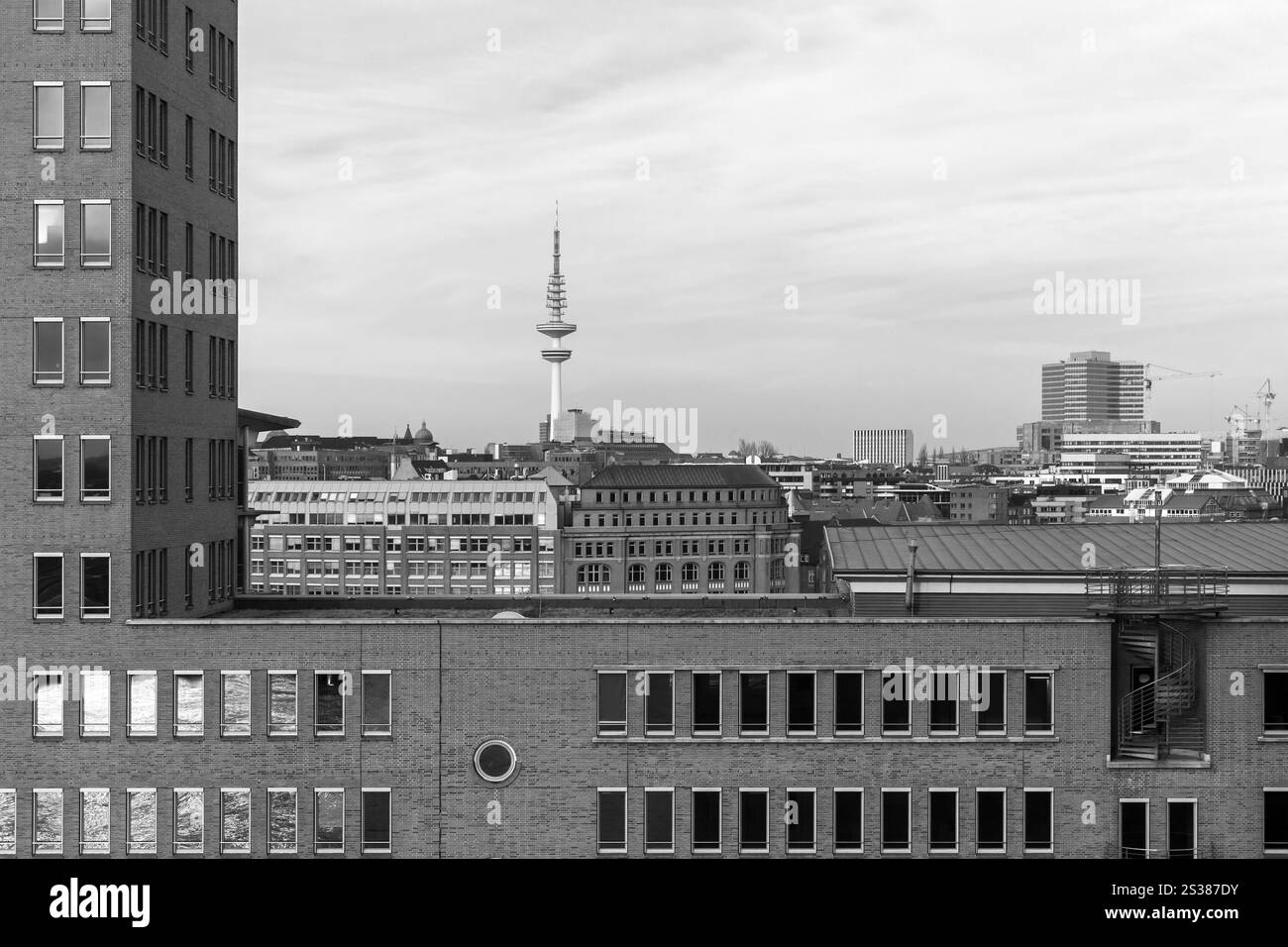Paysage urbain de Hambourg, Allemagne. Vue aérienne avec tour de télécommunication radio sur le fond. Photo noir et blanc Banque D'Images