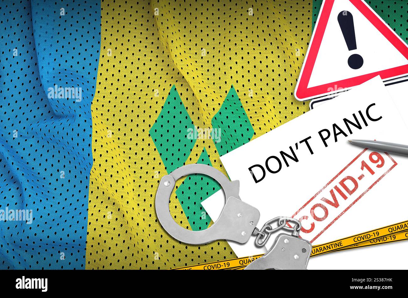Drapeau de Saint-Vincent-et-les Grenadines et menottes de police avec inscription ne paniquez pas sur papier blanc. Coronavirus ou virus pandémique 2019-nCoV Banque D'Images