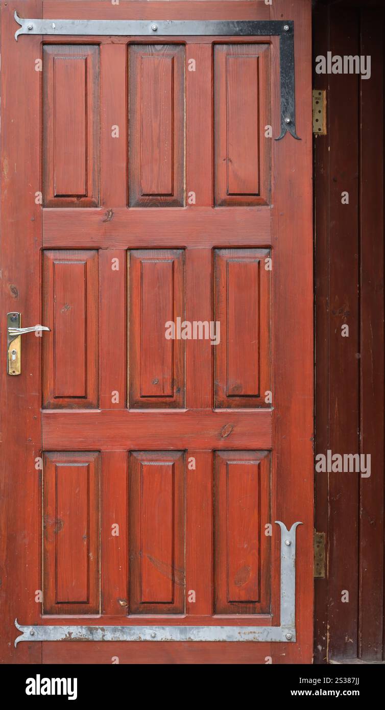 Texture de la porte d'entrée rouge au bâtiment résidentiel de près. Texture de la porte d'entrée rouge à l'immeuble résidentiel Banque D'Images