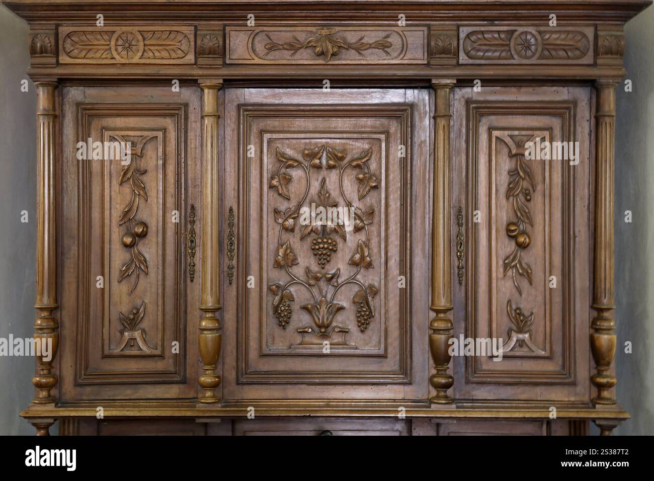 Vieux meubles de garde-robe vintage avec des portes ornementales et des couleurs rétro de surfaces en bois rapprochées. Vieux mobilier de garde-robe vintage avec ornement Banque D'Images Vieux meubles de garde-robe vintage avec des portes ornementales et des couleurs rétro de surfaces en bois rapprochées. Vieux mobilier de garde-robe vintage avec ornement Banque D'Images