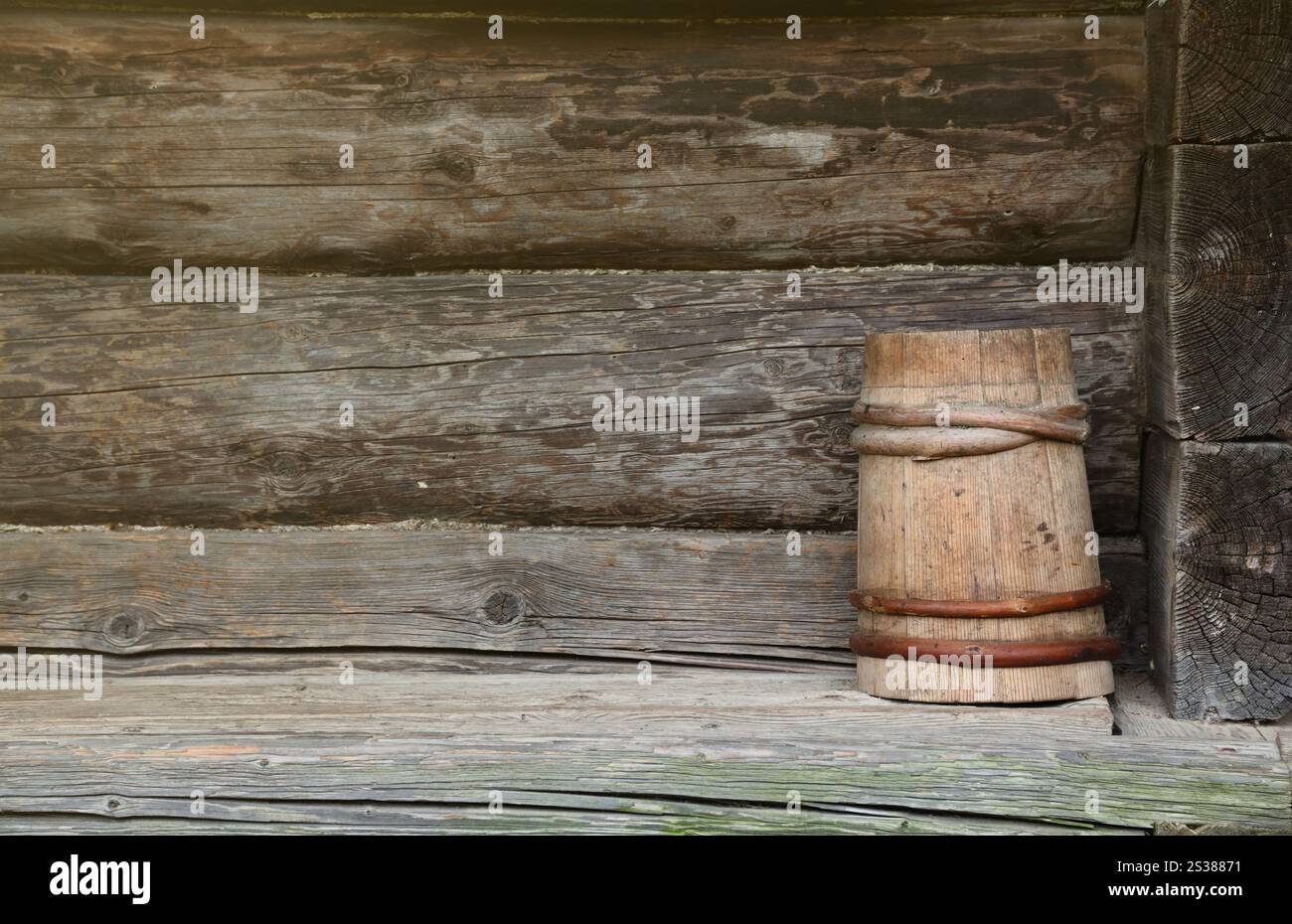 Vieux tonneau en bois dans le coin de la vieille maison en bois de près. Vieux tonneau en bois dans le coin de la vieille maison en bois Banque D'Images
