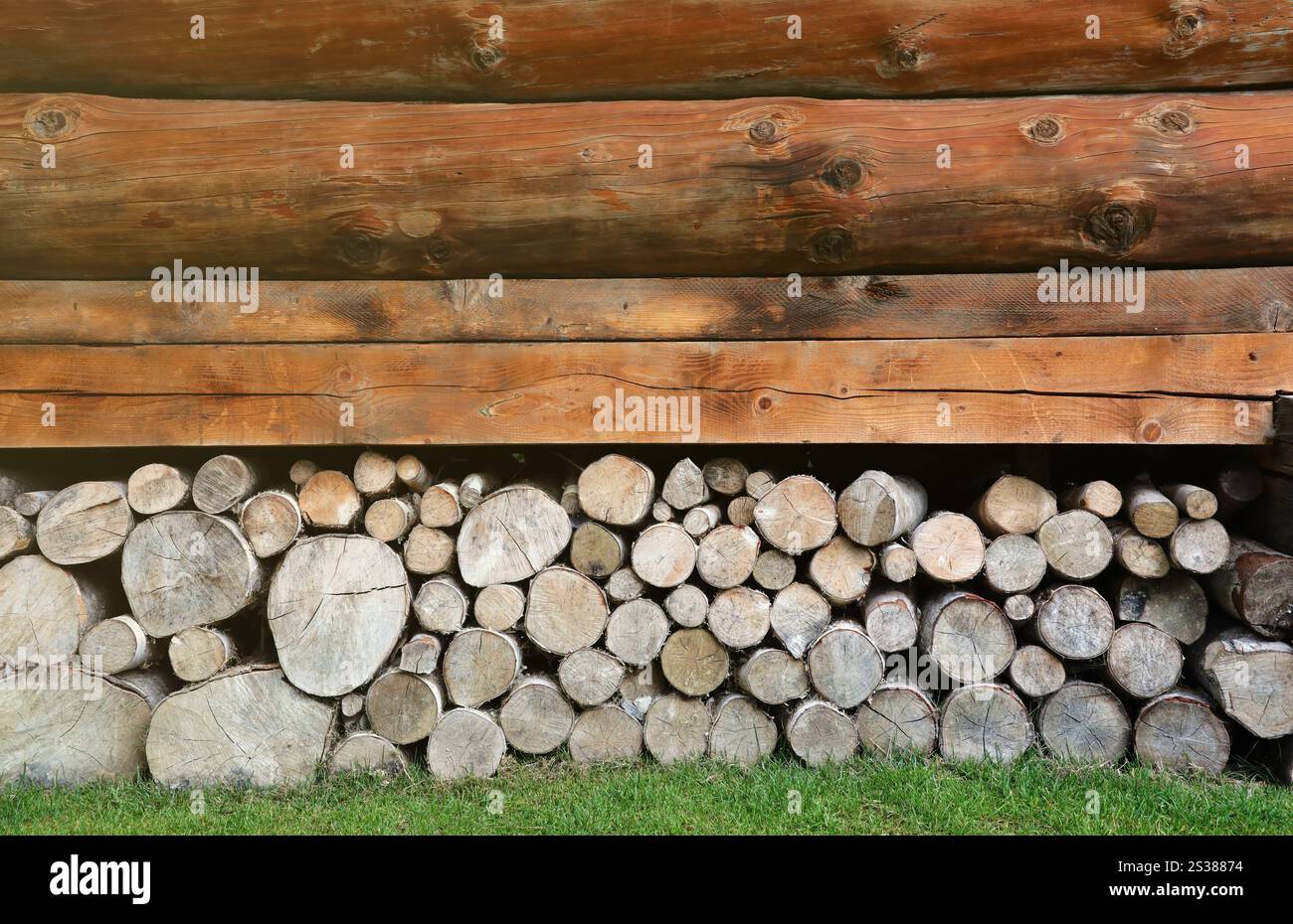 Cabane en rondins ou grange mur écorché non peint fond horizontal texturé gros plan. Cabane en rondins ou grange non peinte mur écorcé texturé horizontal Banque D'Images