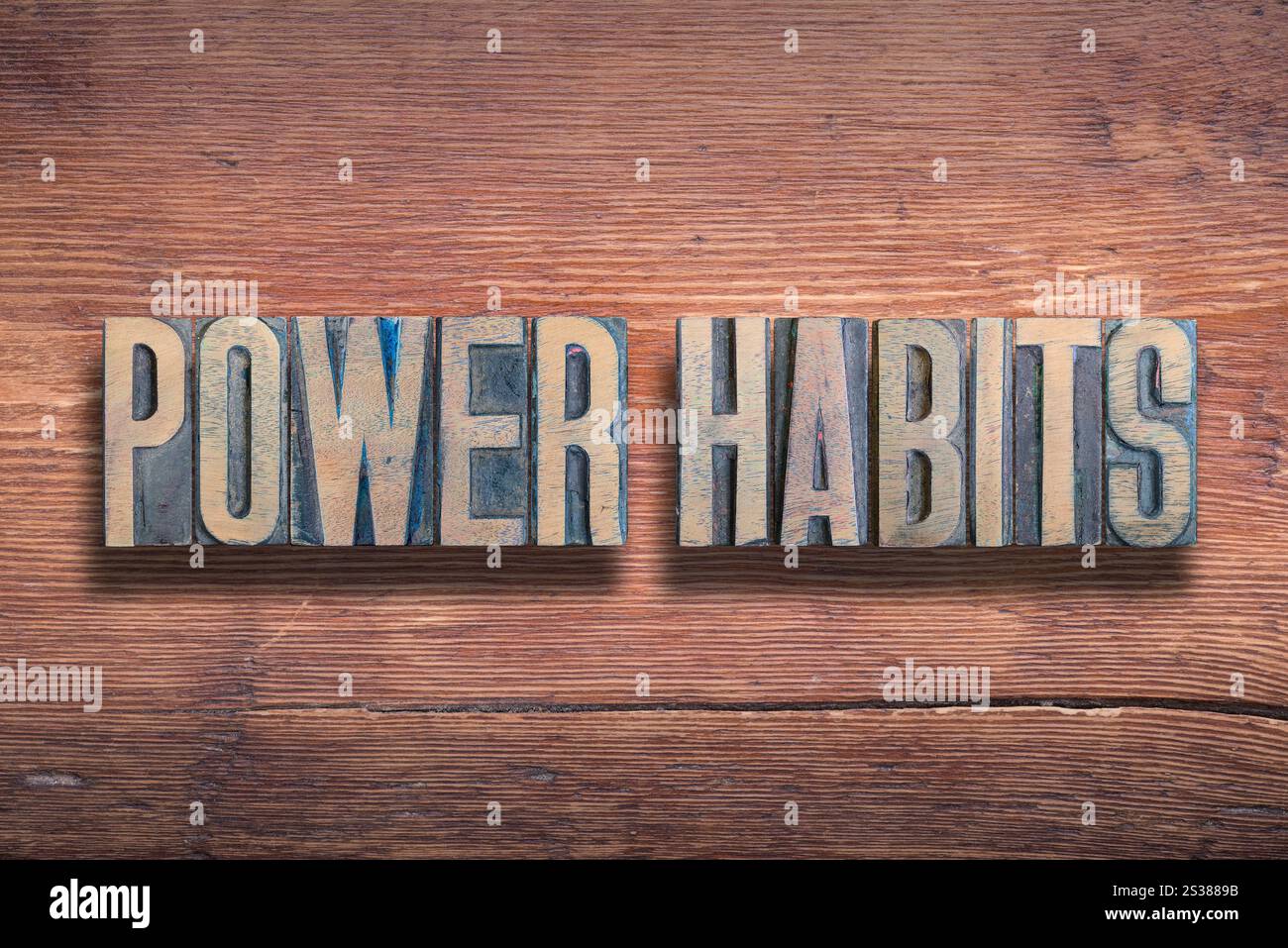 phrase power habits combinée sur la surface en bois verni vintage Banque D'Images