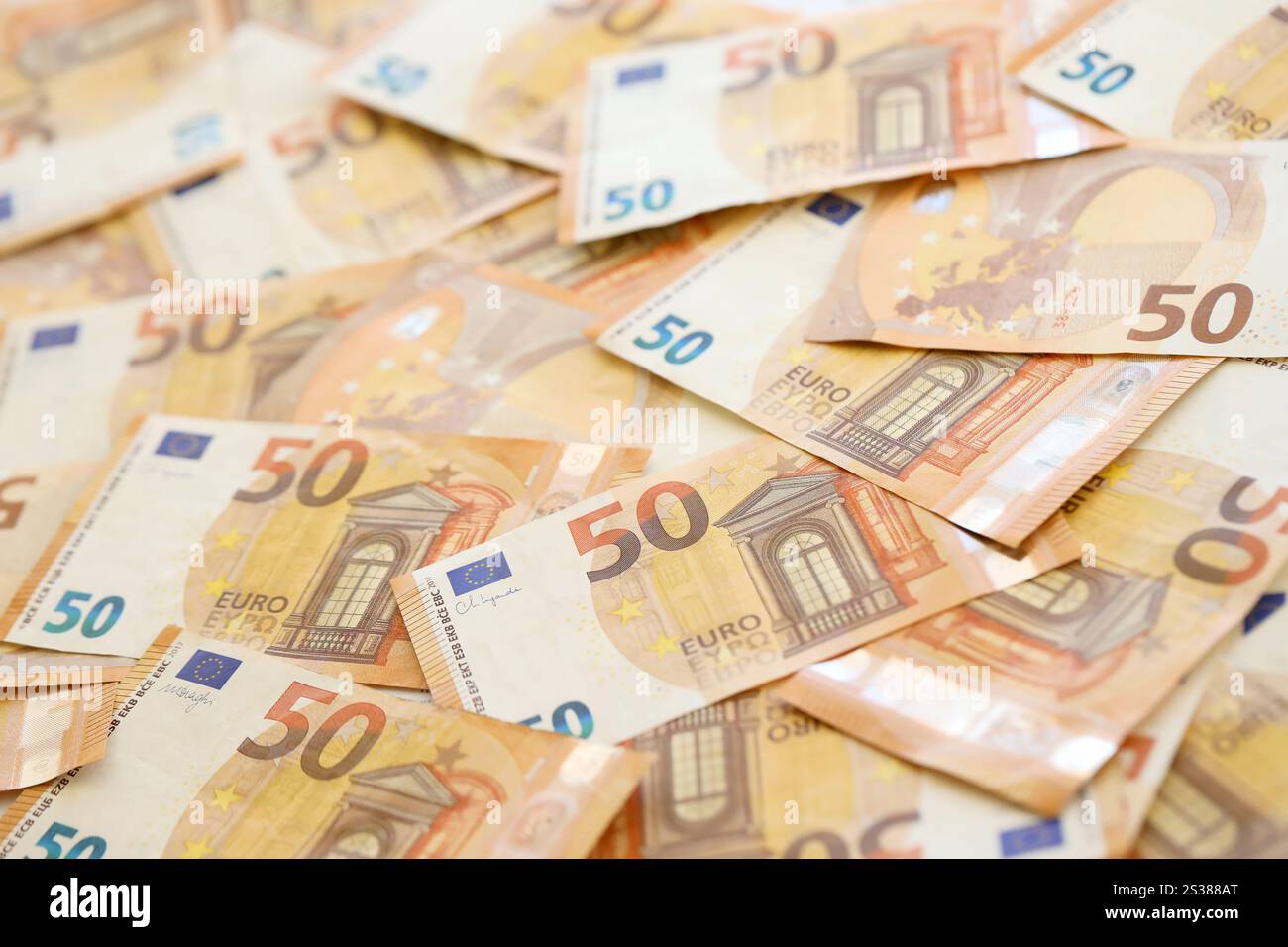 Très grand montant de cinquante billets en euros européens en énorme pile de gros plan. Très grand montant de cinquante billets européens en énorme pile Banque D'Images