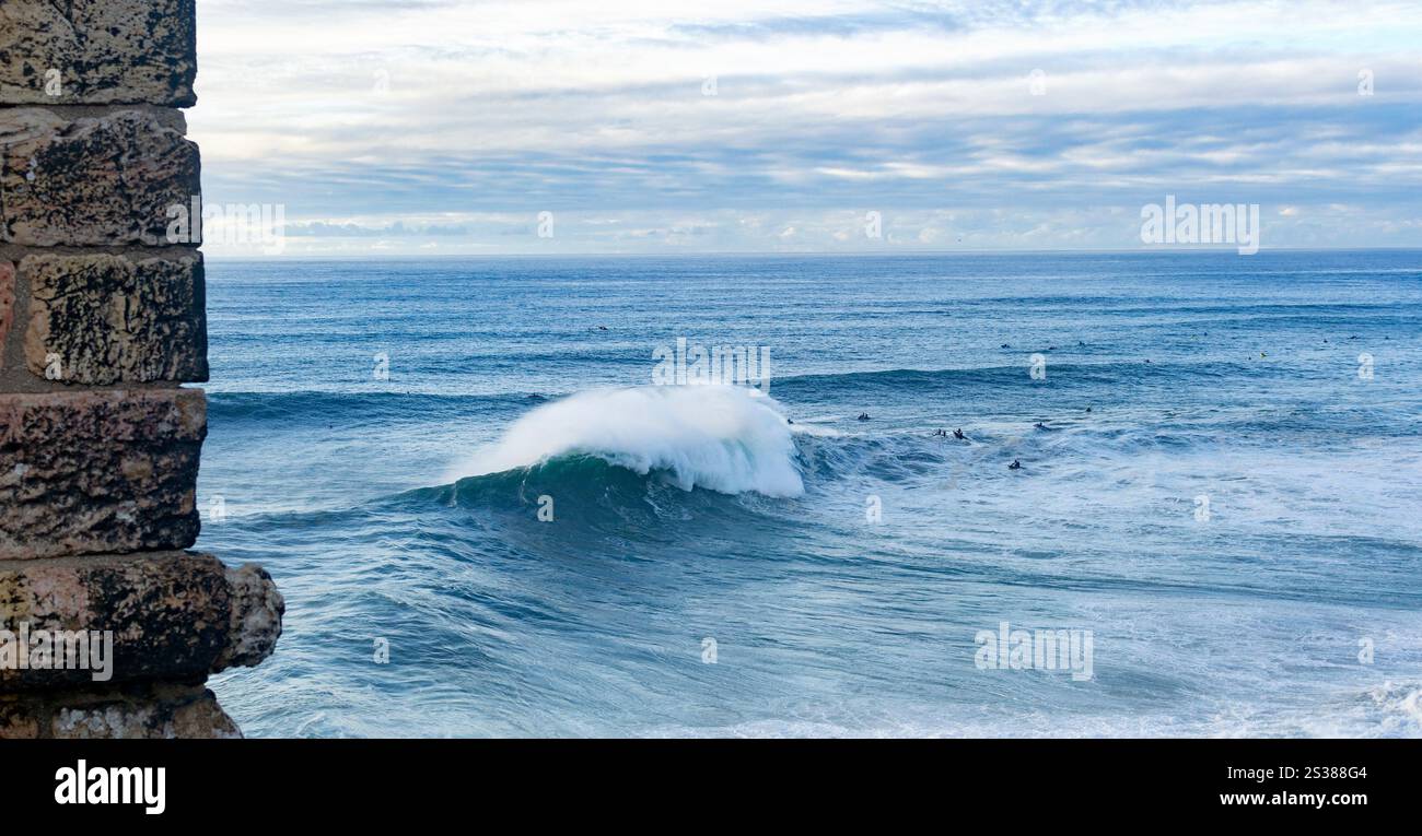 Le littoral du Portugal est le meilleur endroit pour se détendre. Grandes vagues dans l'océan Atlantique pour le surf et la méditation. Photo paysage. Le littoral de Banque D'Images
