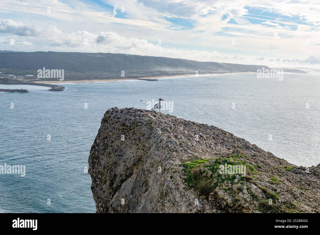 La ville de Nazare au Portugal, symbole du surf. Côte et vue d'en haut sur la ville. Lieu touristique avec de grosses vagues. Photo paysage. Le Banque D'Images