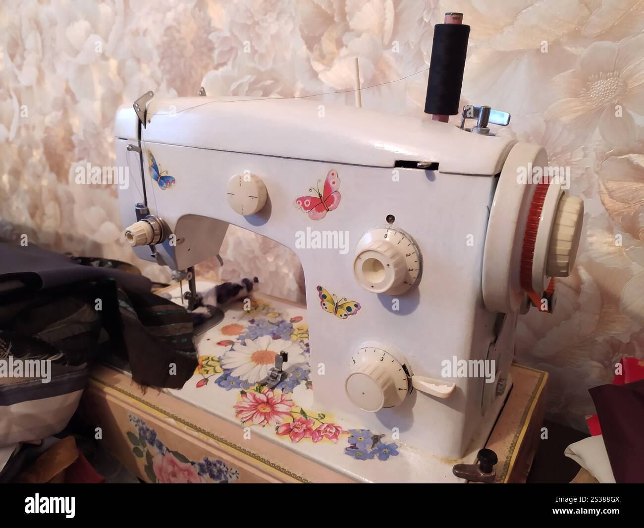 Travail à domicile sur mesure sur machine à coudre. Équipement de mode fait à la main. Travail à domicile sur machine à coudre. Équipement de mode fait à la main. Banque D'Images